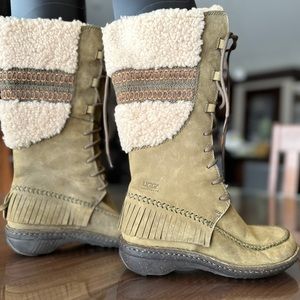 UGG Shoreline moccasin boots-Never Worn sz7